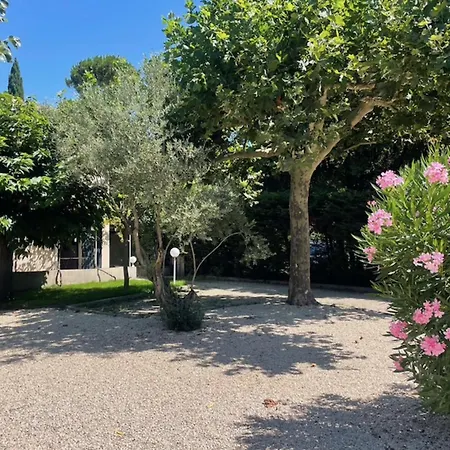 Сasa de vacaciones Large House With Swimming Pool 5 Min From Avignon Les Angles (Gard)